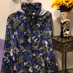 Susan Graver lightweight rain jacket full length zipper 2 pockets. Great travel